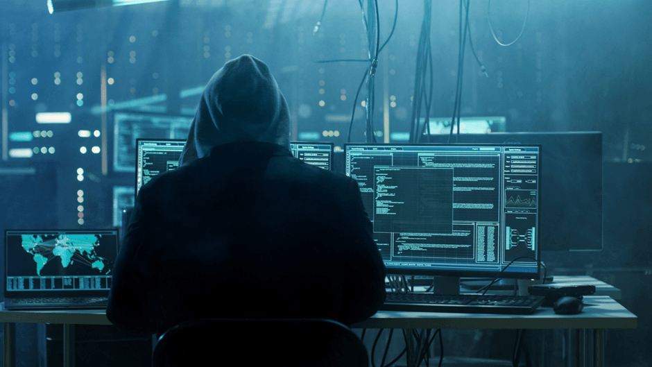 Школьник изучает веб-пентест на ноутбуке, проходя курс WAPT от Codeby.School